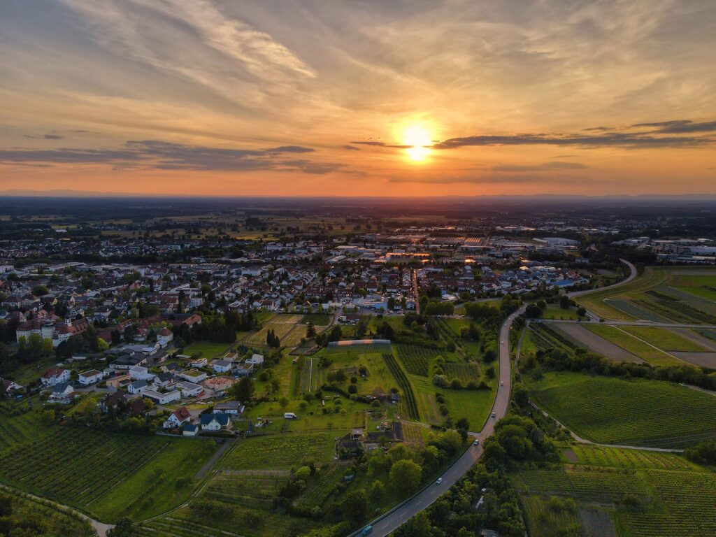 Luftaufnahme der Rheinebene bei Sonnenuntergang