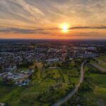Luftaufnahme der Rheinebene bei Sonnenuntergang